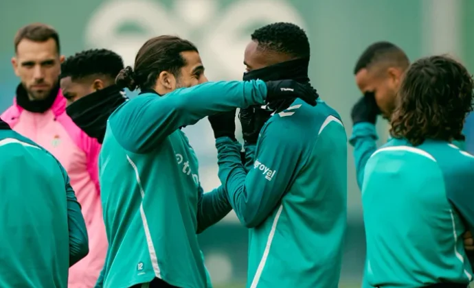 Bakambu retoma los entrenamientos grupales y Pellegrini solo tiene tres bajas