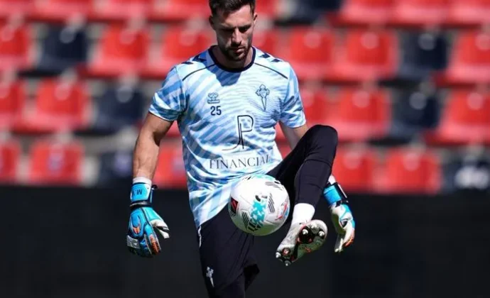 El Real Oviedo negocia con el Celta por Marc Vidal ante la inminente salida de Moldovan