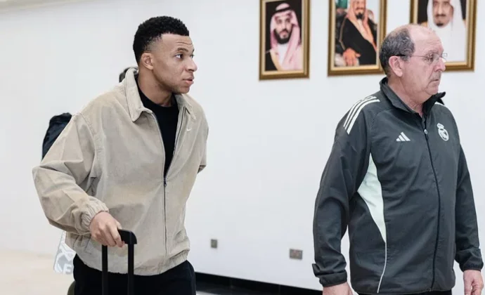 Mbappé llega a Arabia y mañana se probará con el grupo