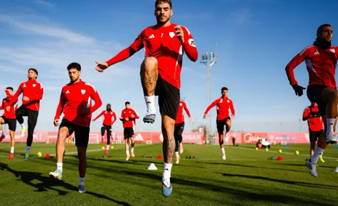 El Sevilla completa la sesión del sábado con cinco bajas