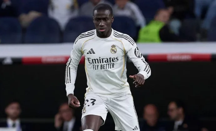 Ferland Mendy no entrena por molestias en el gemelo y está pendiente de pruebas