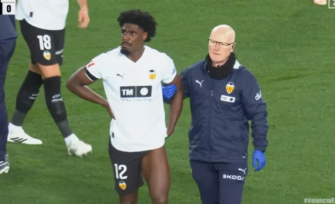 Thierry pidió el cambio por una lesión en el muslo