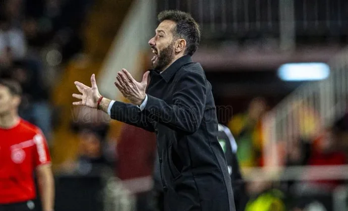 El Valencia cierra filas con Corberán y desmiente cualquier escenario de despido