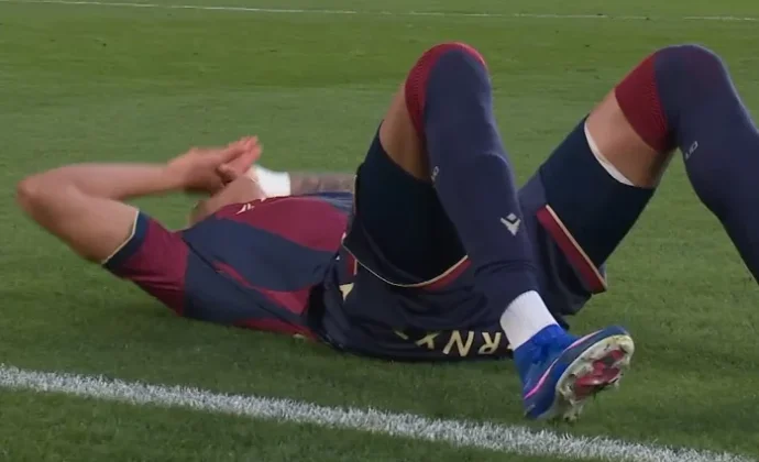 Kervin Arriaga pide el cambio por molestias en el muslo