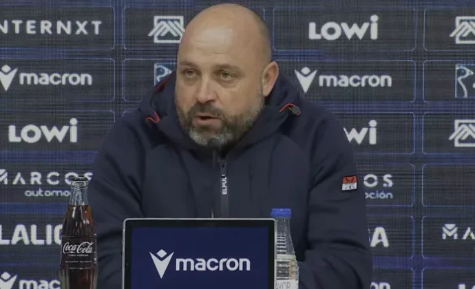 Manolo lamenta la falta de continuidad y los errores y se muestra cauto con las molestias de Puado