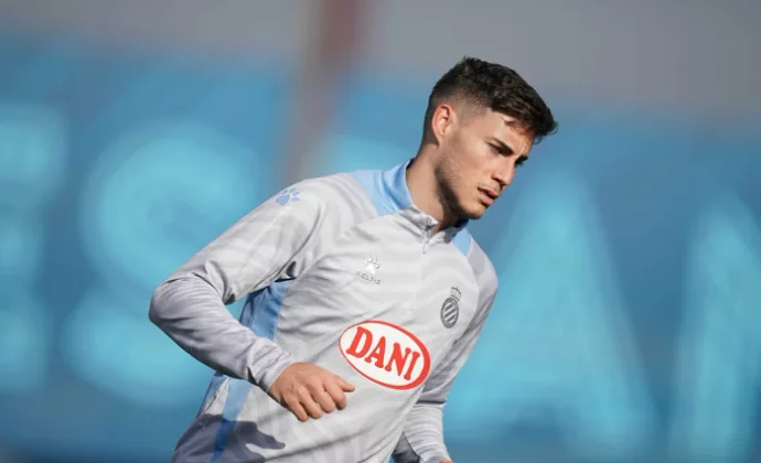 El Espanyol sigue preparando el derbi del viernes con una gran duda en el once