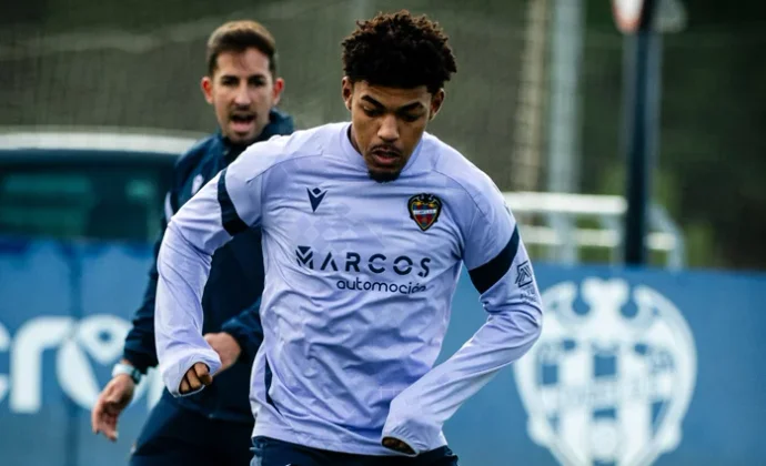 El Levante retoma el trabajo con Tunde y Arriaga, pero sin Paco Cortés, con la Sub-19