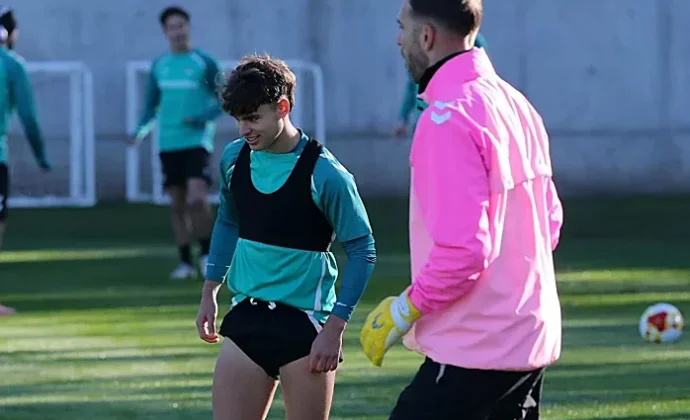 Ángel Ortiz se incorpora al grupo, pero Bellerín sigue al margen