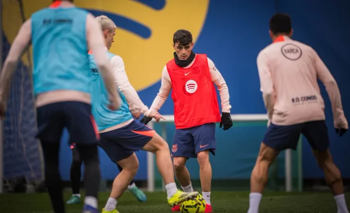 Raphinha se ejercita al margen en la sesión previa al partido de Anoeta
