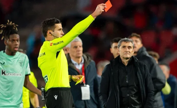 Íñigo Lekue fue expulsado desde el banquillo y no estará en Sevilla