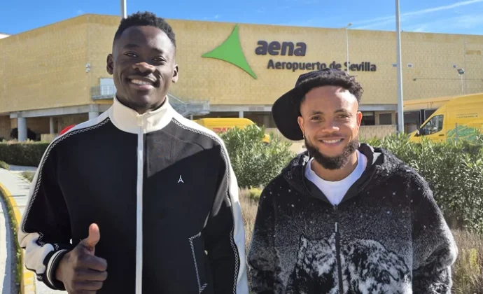 Akor Adams y Ejuke aterrizan en Sevilla y estarán en la convocatoria