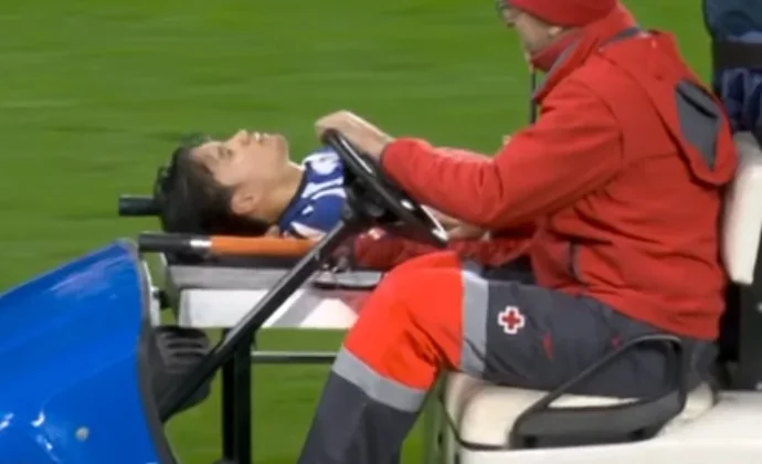 Kubo se retira en camilla por una lesión en los isquiotibiales