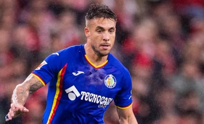 Kiko Femenía se quedó fuera del once y de la convocatoria tras ser anunciado como titular