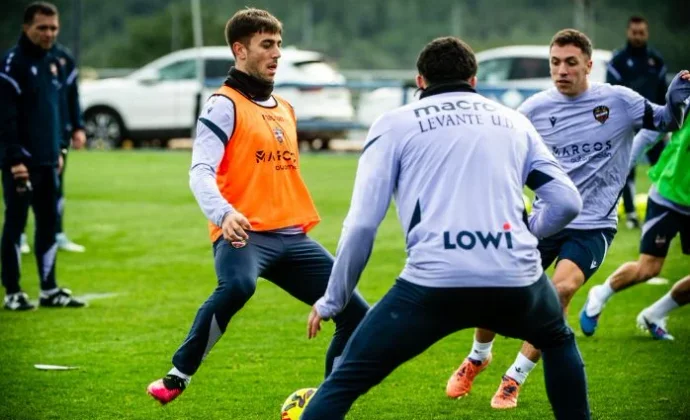 El Levante entrena pendiente de Arriaga y Moreno