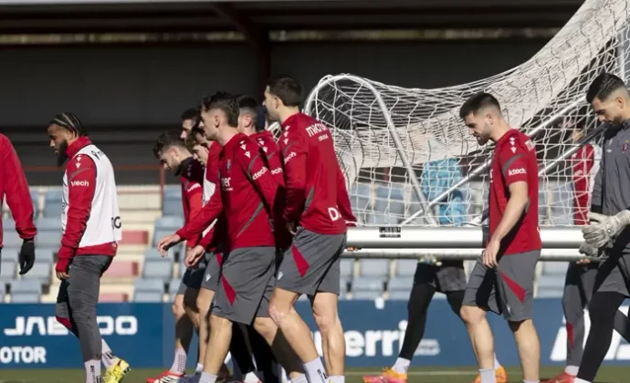 Budimir gestiona las cargas al margen y Aimar Oroz entrena con normalidad