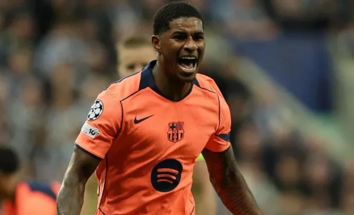 Los noventa minutos de Lewandowski en Praga dan alguna opción a Rashford