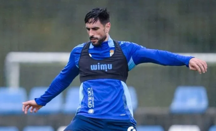 David Costas supera las molestias y avanza en la preparación del Real Oviedo