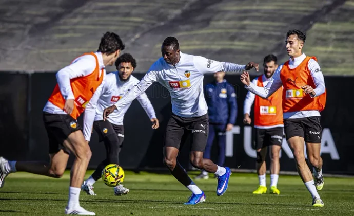 Copete y Raba, con el grupo en la sesión de este viernes en Paterna