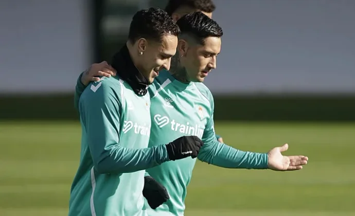 Antony, novedad con el grupo en una sesión sin los nueve lesionados