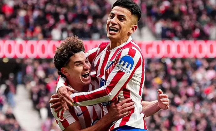 El Atlético se alza y deja a Arrasate agonizando