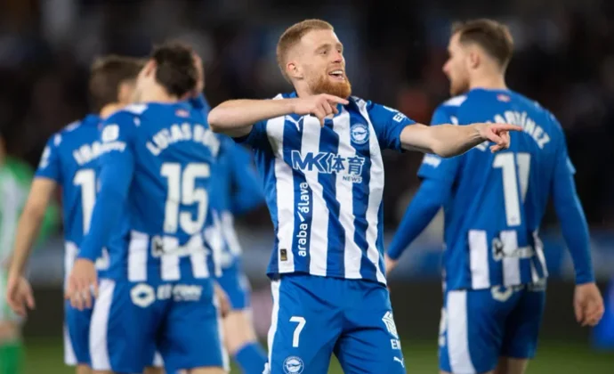 Mendizorroza desangra al Betis con dos hachazos vikingos