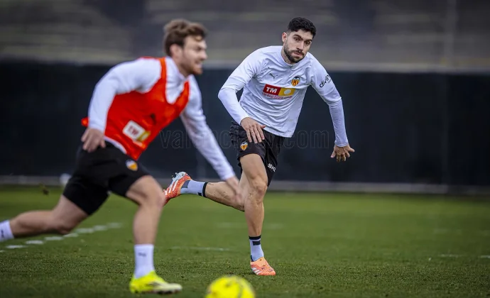 Corberán medita una defensa de tres centrales si no recupera a Foulquier