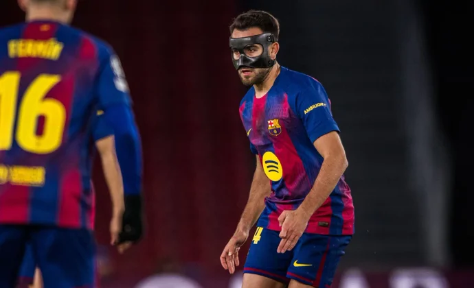 Eric García, cambio por precaución por un golpe en la cabeza