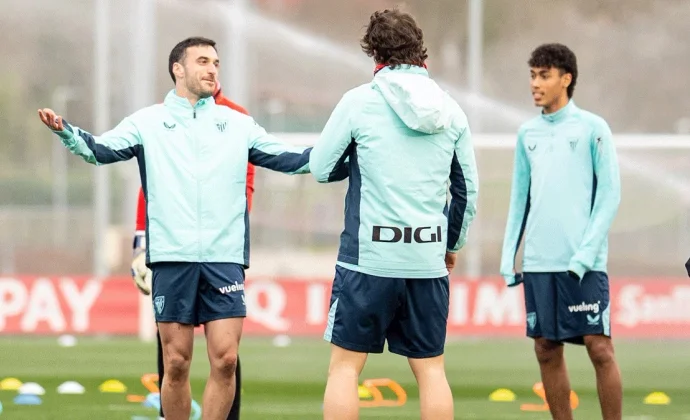 Nico Williams y Laporte, con el grupo en una sesión sin Vivian y pendiente de las pruebas a Sancet