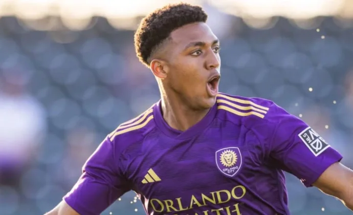 El Villarreal cierra los últimos flecos del fichaje de Álex Freeman