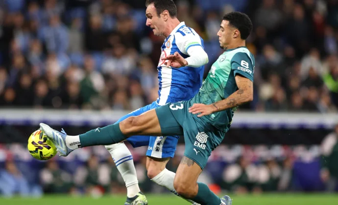 Carlos Protesoni, sustituido en el descanso por molestias musculares