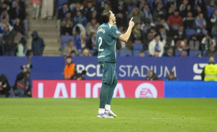 Facundo Garcés jura al escudo tras arder su bandera
