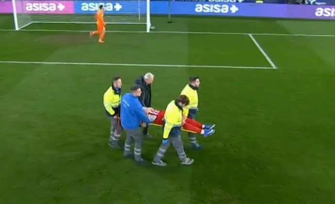 Sorloth se retira en camilla tras sufrir un traumatismo craneoencefálico