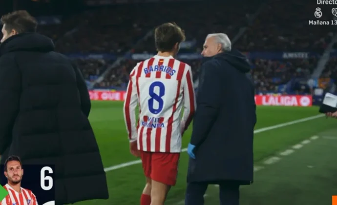 Pablo Barrios pide el cambio por molestias musculares