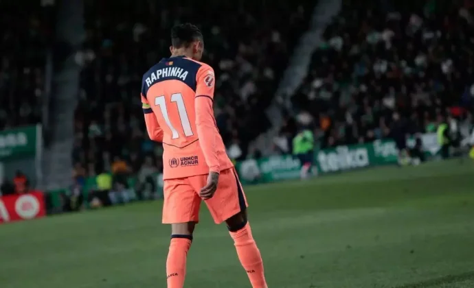 Raphinha, sustituido en el descanso por unas leves molestias en el psoas