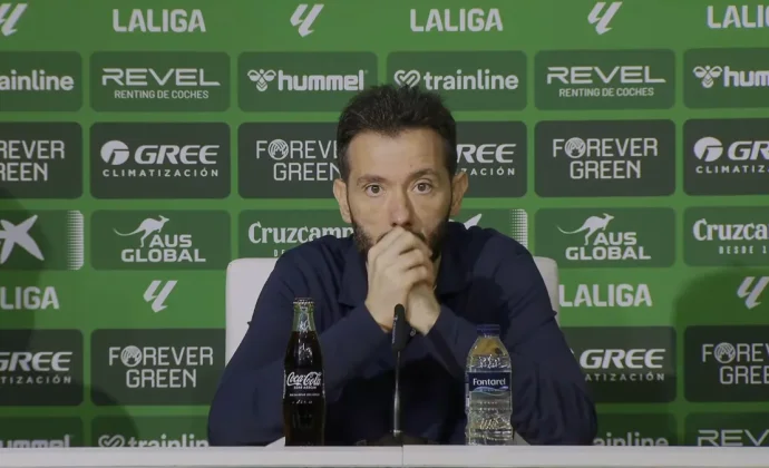 Corberán analiza la derrota, trata de explicar las sustituciones y habla de Ramazani, Raba, Guido y el mercado