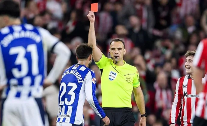 La Real Sociedad recurre la polémica expulsión de Brais Méndez en el derbi vasco