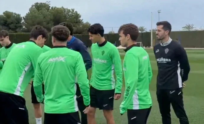 Mendoza se despide del Elche mientras Gonzalo Villar se entrena por primera vez