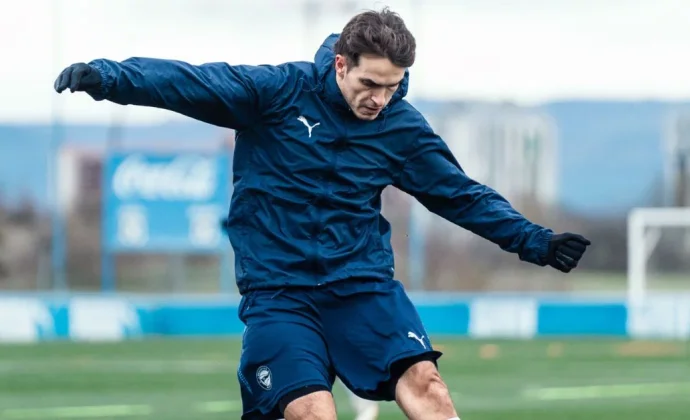 Denis Suárez, Tenaglia y Ville Koski, con el grupo este lunes