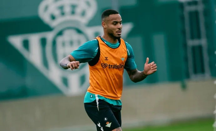 Antony gestiona las cargas mientras Cucho sigue al margen