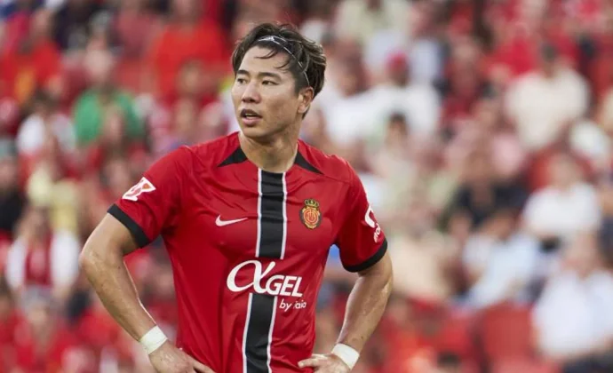 Takuma Asano, pendiente de pruebas tras lesionarse contra el Sevilla