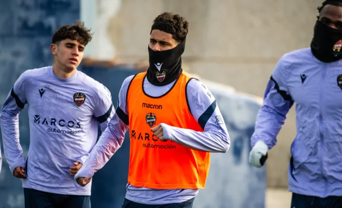 Matías Moreno continuó trabajando al margen del grupo este martes por protocolo