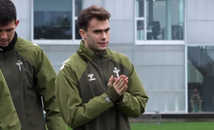 Álvaro Núñez toca balón al margen a buen ritmo en su primera sesión con el Celta