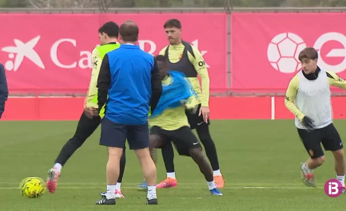 Raíllo se prueba con el grupo. Kumbulla y Asano, bajas