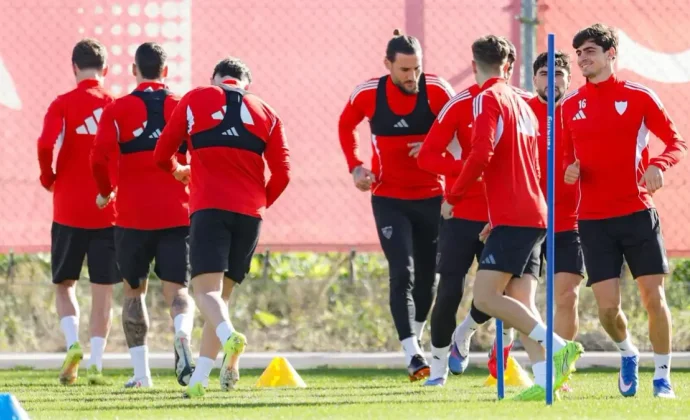 El Sevilla completa la última sesión sin los cuatro lesionados