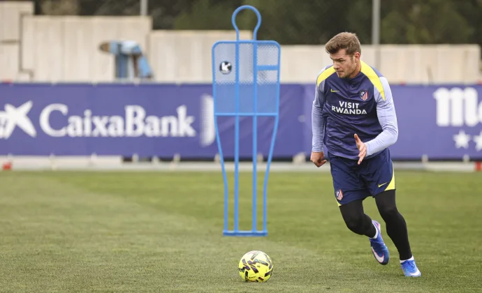 Sorloth vuelve al grupo tras completar el protocolo. Nico, Cardoso y Barrios, bajas