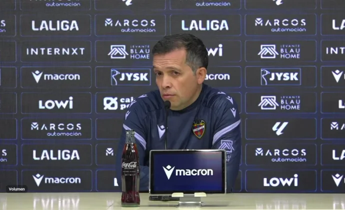 Luis Castro, sobre Pampín, Elgezabal, Moreno, Tunde, Nico Williams, Etta Eyong, Tay, Manu Sánchez, Ryan, Arriaga y Olasa