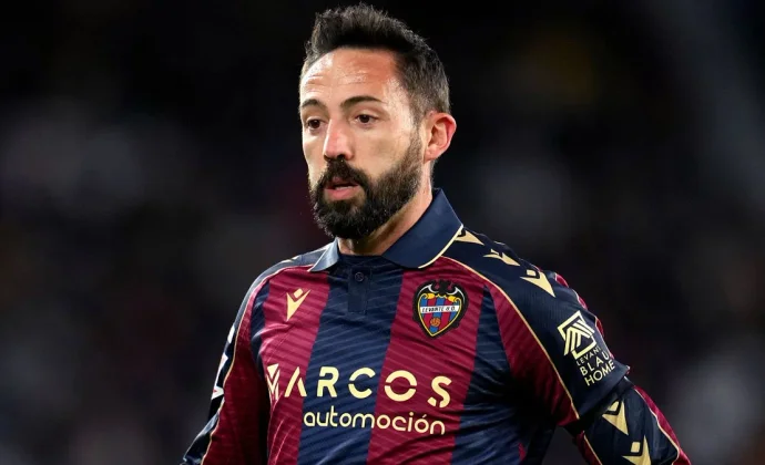 Luis Castro le muestra la puerta de salida a José Luis Morales