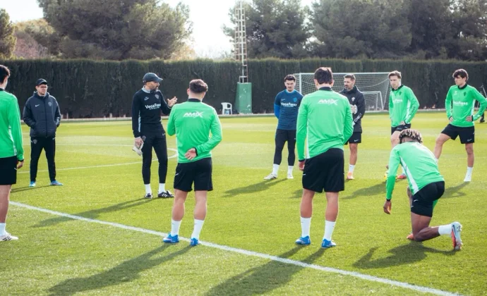El Elche empieza la semana con Rafa Mir y tres bajas