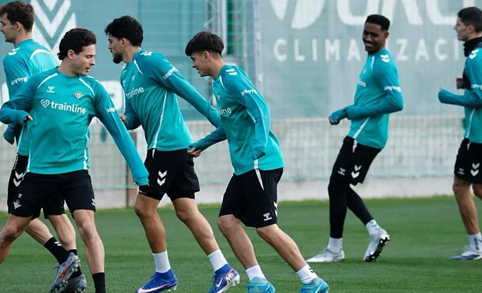 Antony, Cucho, Bellerín y Chimy siguen al margen del grupo