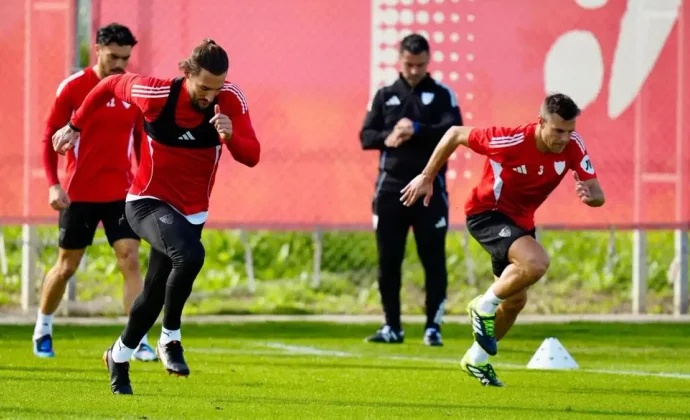 El Sevilla completa otra sesión sin los cuatro lesionados